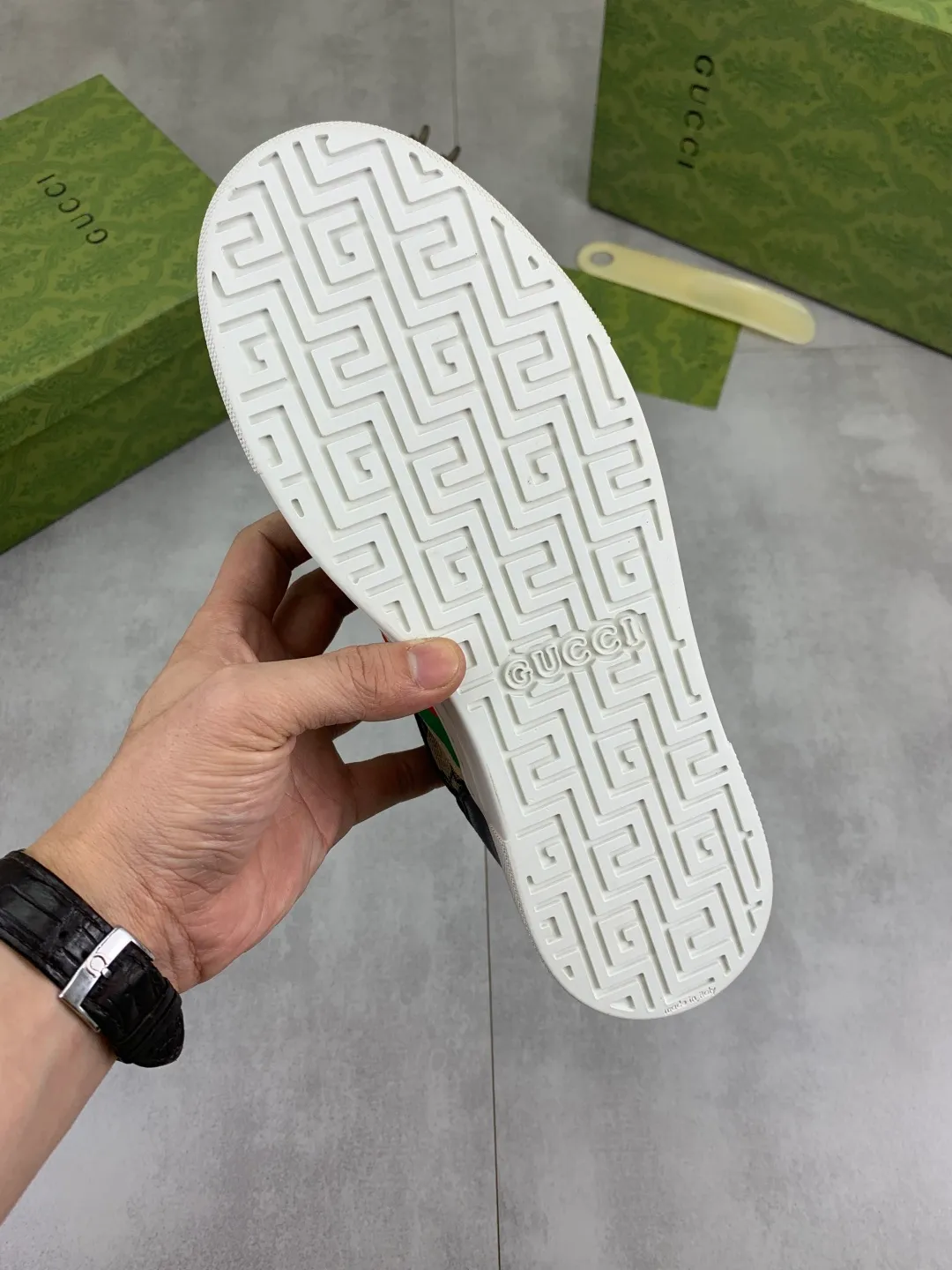 Men's shoes 💰P420 💰[New style]🆘 The latest model from Gucci GUCCI official website🎁Classic casual and fashionable men's shoes👟Best model💥The style is simple and elegant, exclusive for trendy men. Unique official website latest brand elements👑Gucci original decoration, fashionable and generous, original soft calfskin fabric➕Comfortable soft first-layer pigskin lining ✅The official website specifies wear-resistant casual outsole, the classic model is photographed in real life🎬Color: 2️⃣colors available😍Number of codes: 38-44